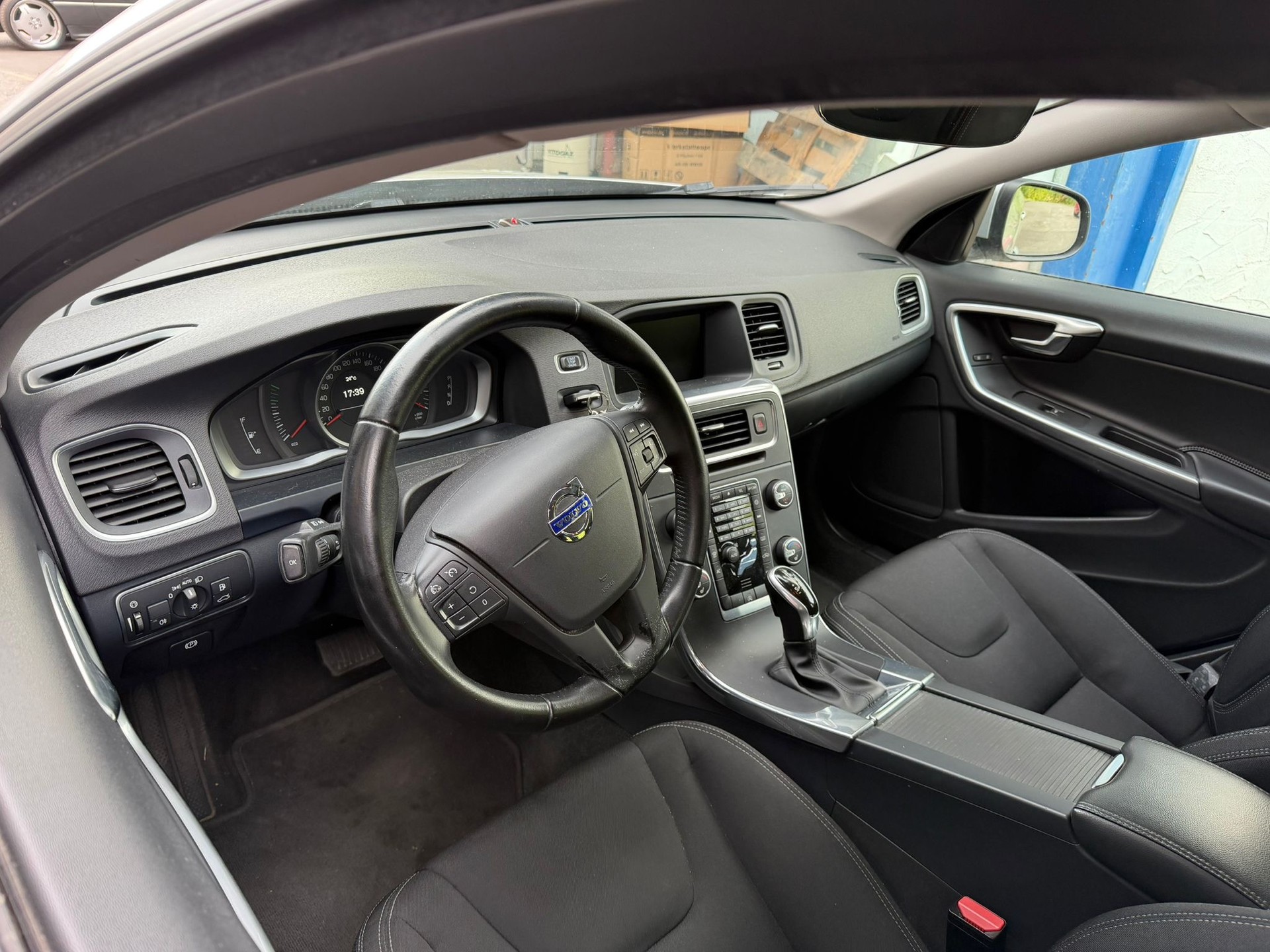VOLVO V60 D2 Momentum Geartronic-image-6