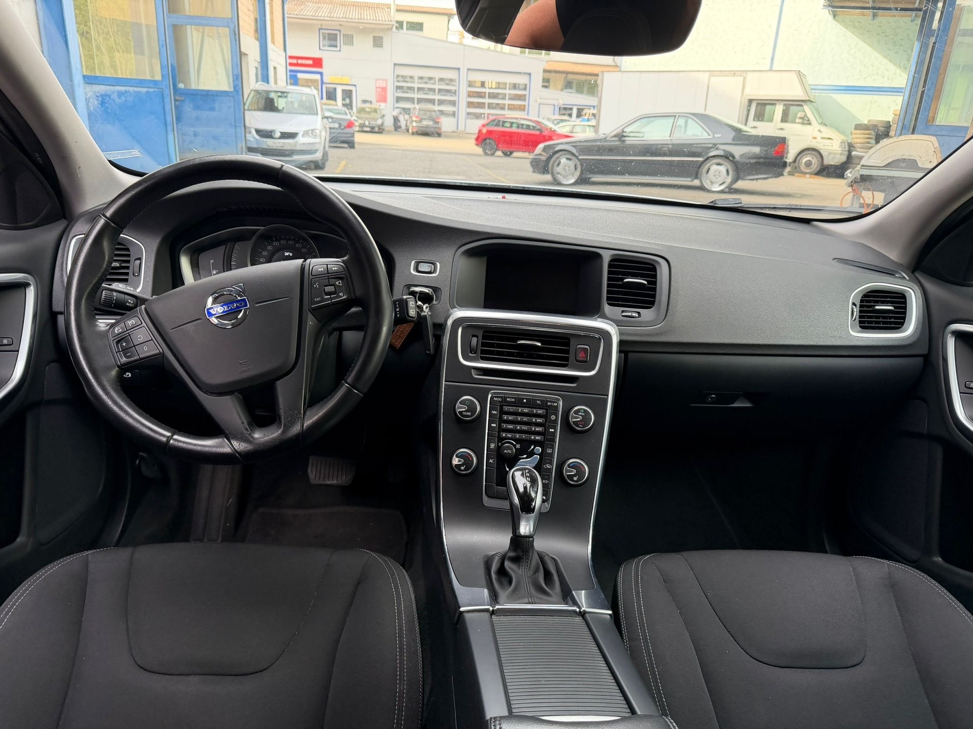 VOLVO V60 D2 Momentum Geartronic-image-15