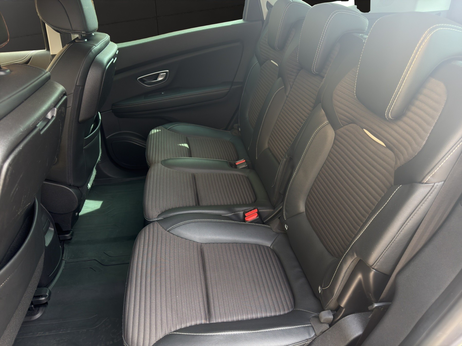 RENAULT Grand Scénic 1.8 dCi Zen EDC-image-10