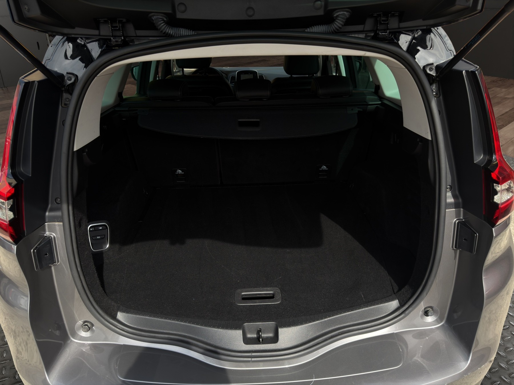 RENAULT Grand Scénic 1.8 dCi Zen EDC-image-14