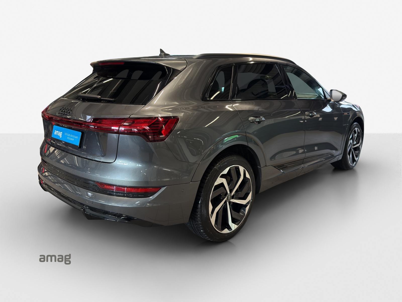 AUDI e-tron 55 S Line Black Edition quattro-image-4