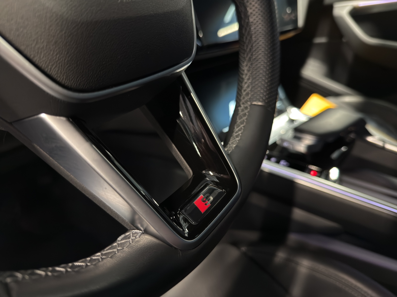 AUDI e-tron 55 S Line Black Edition quattro-image-15