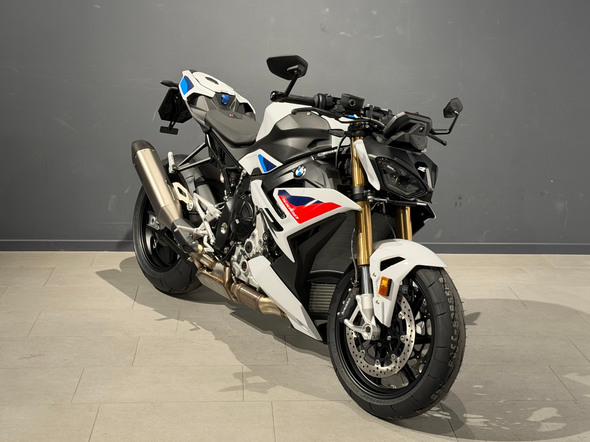 BMW S 1000 R-showroom-element-1