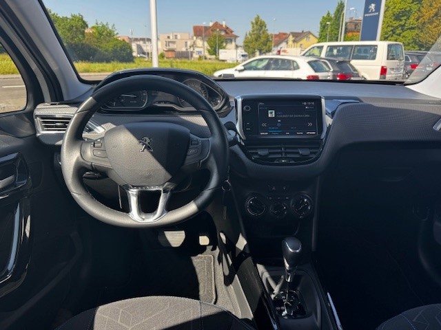 PEUGEOT 2008 1.2 PureTech Signature EAT6-image-5