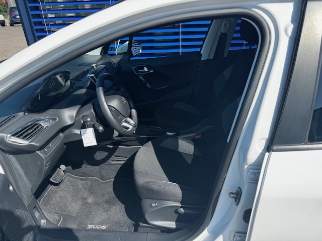 PEUGEOT 2008 1.2 PureTech Signature EAT6-image-4
