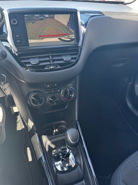 PEUGEOT 2008 1.2 PureTech Signature EAT6-image-6