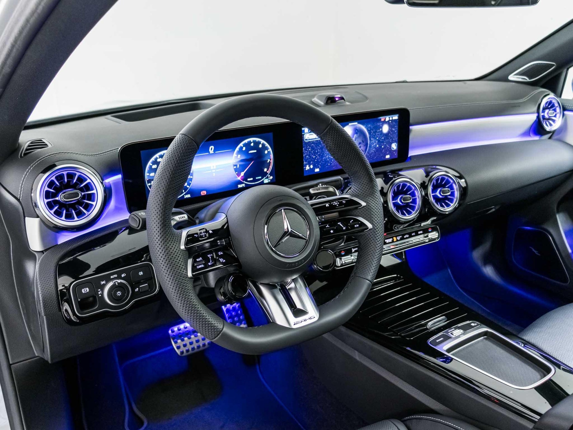 MERCEDES-BENZ A 35 AMG 4MATIC-image-9