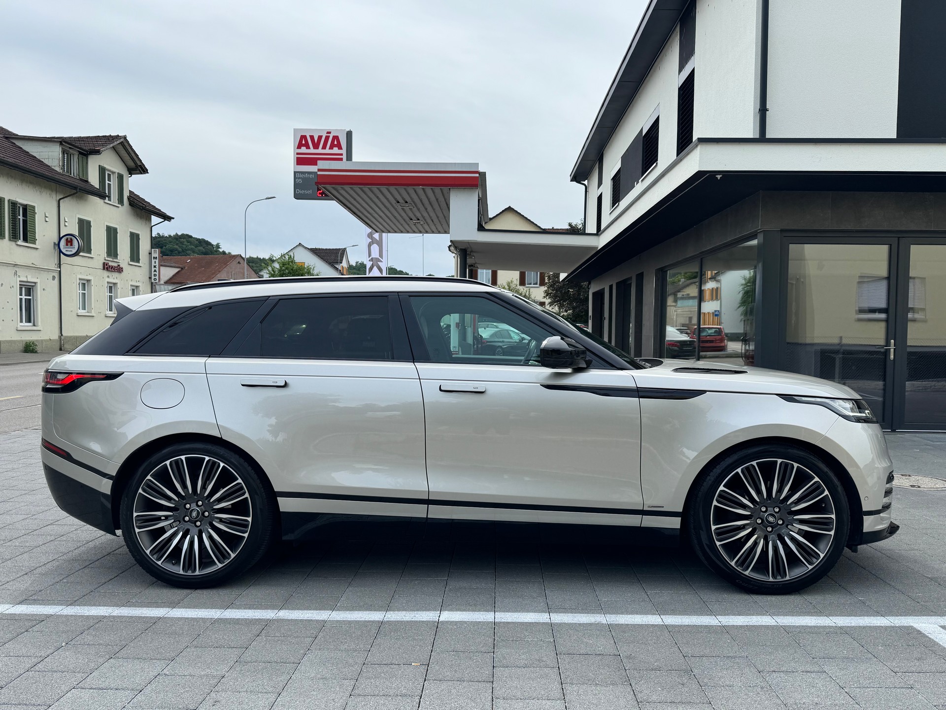 LAND ROVER LAND ROVER Range Rover Velar P 300 R-Dynamic HSE *CH-Fahrzeug*Panorama*Head-Up-image-6