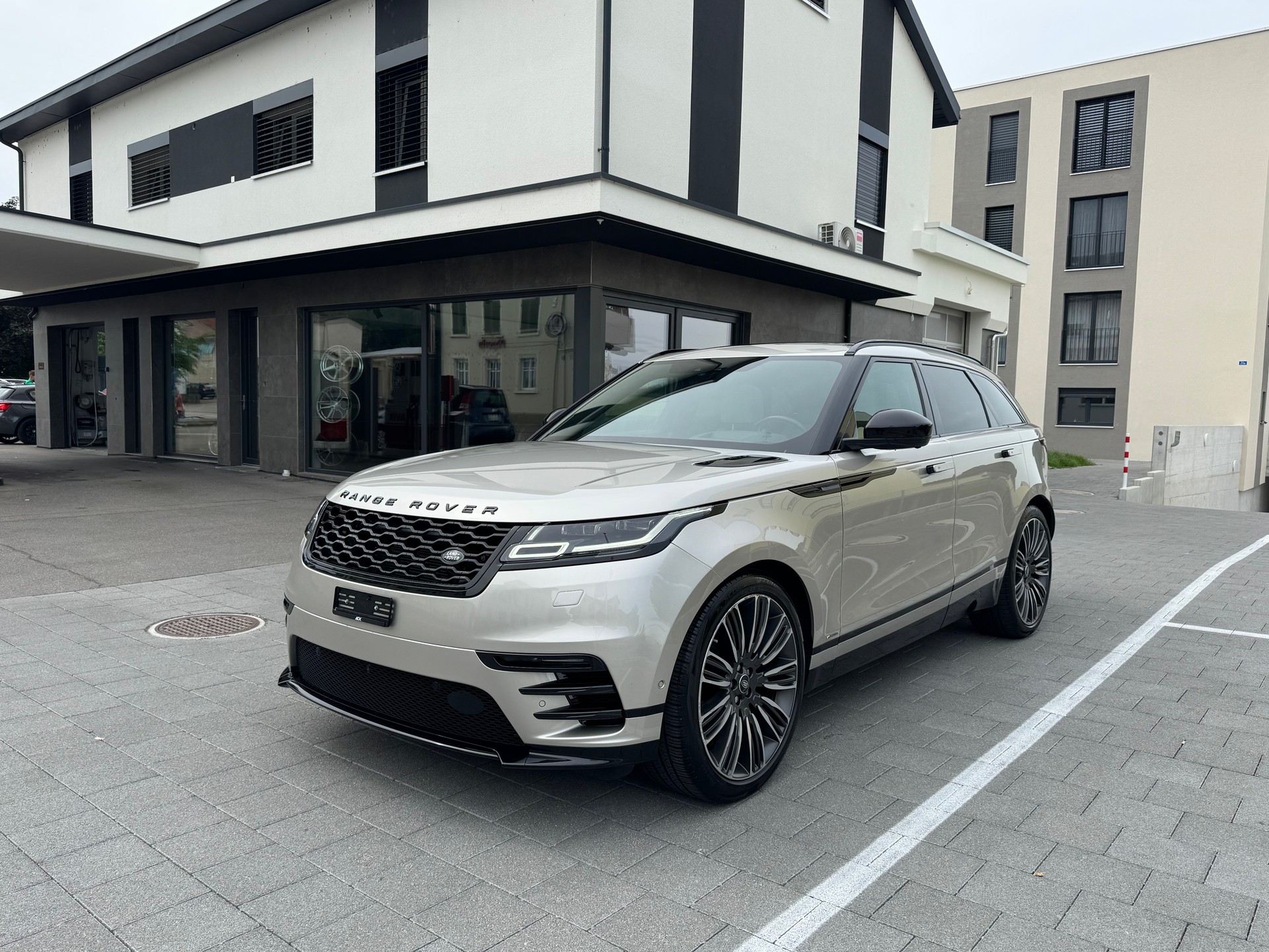 LAND ROVER LAND ROVER Range Rover Velar P 300 R-Dynamic HSE *CH-Auto*Panorama*Head-Up