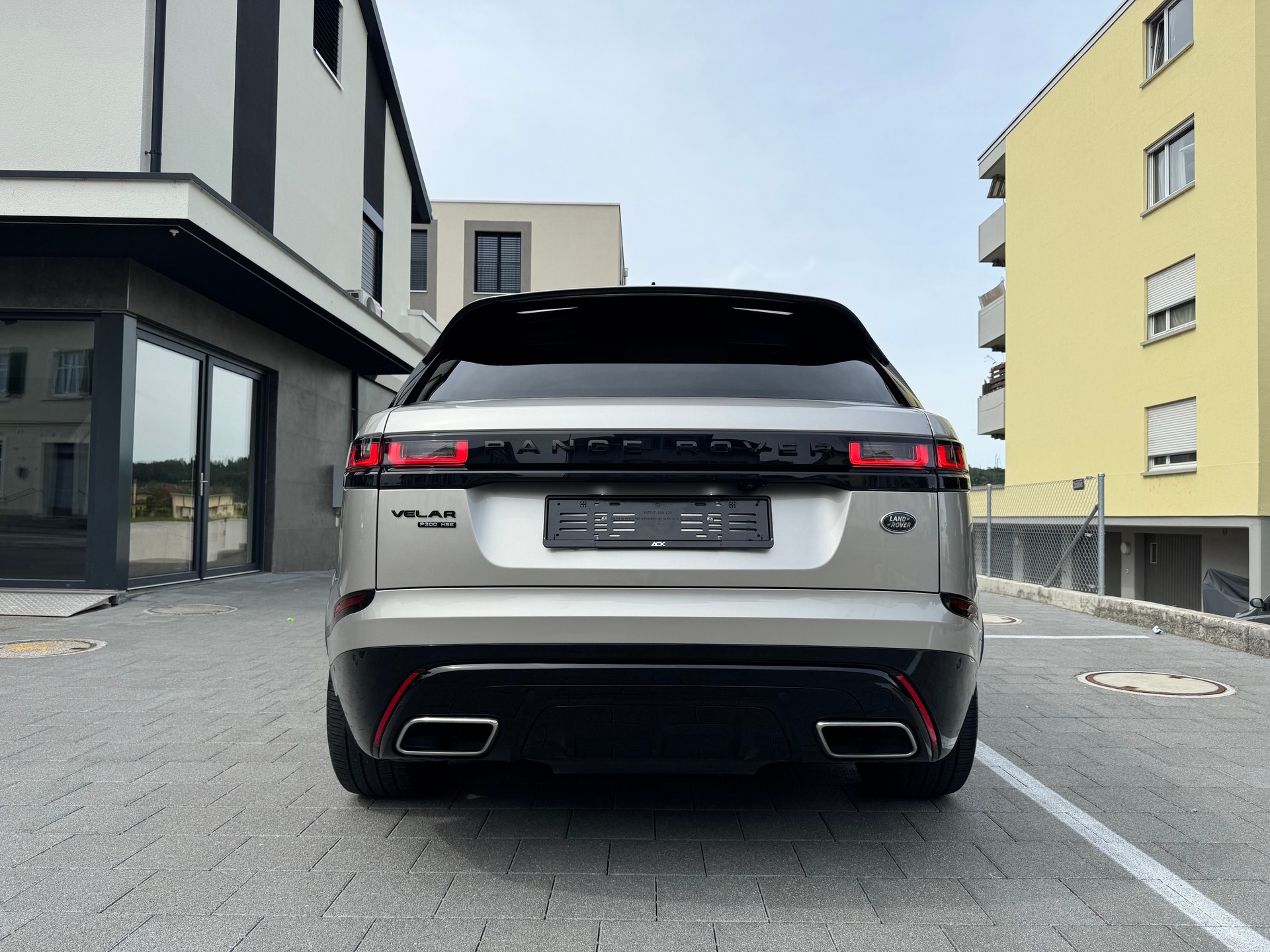 LAND ROVER LAND ROVER Range Rover Velar P 300 R-Dynamic HSE *CH-Fahrzeug*Panorama*Head-Up-image-4