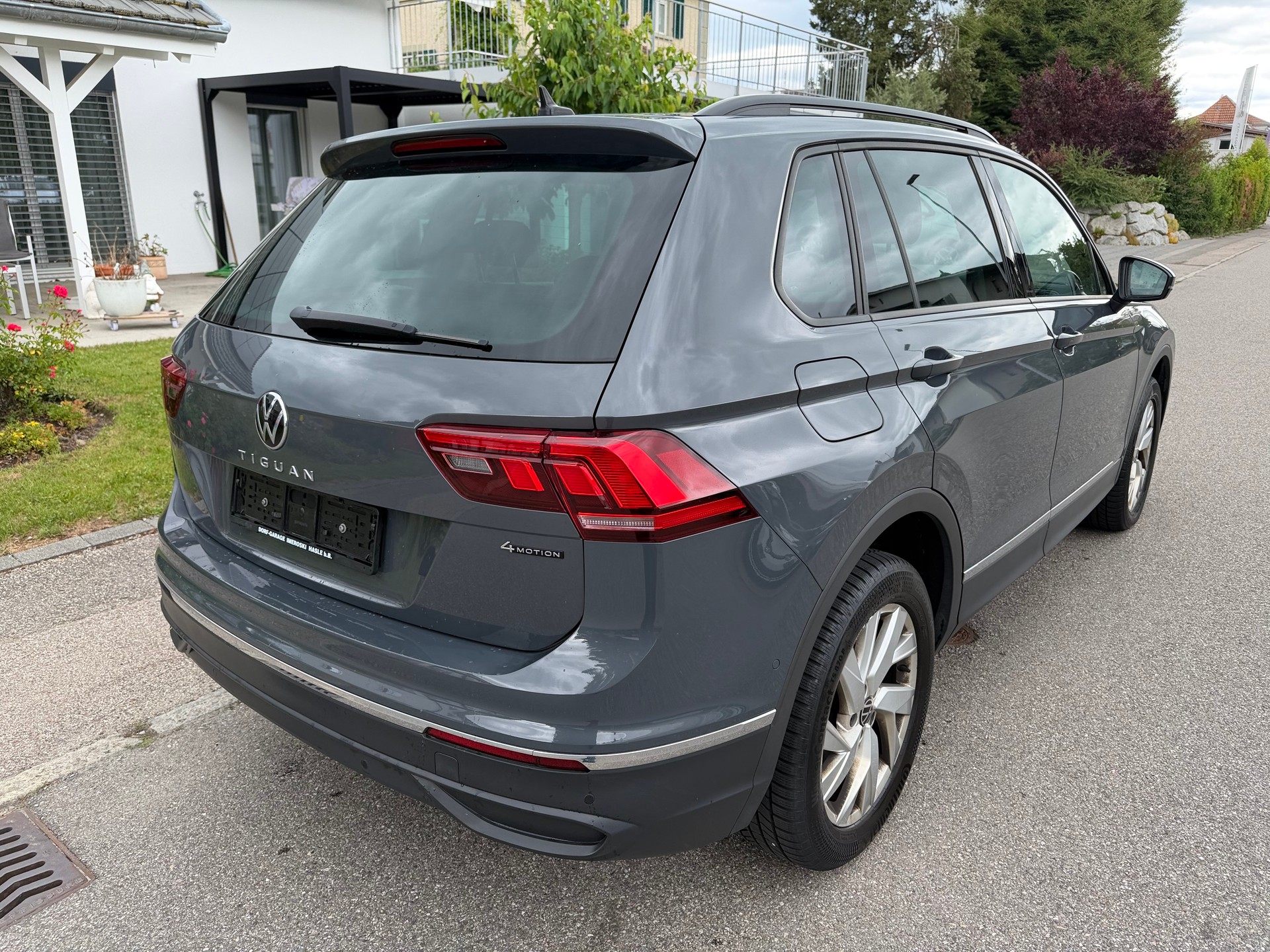VW Tiguan 2.0 TDI SCR Life 4Motion DSG-image-5