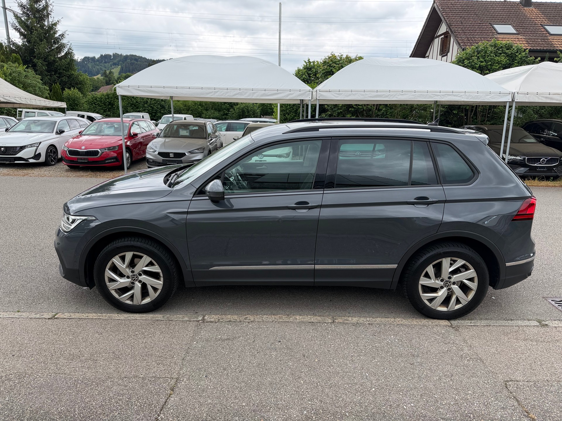 VW Tiguan 2.0 TDI SCR Life 4Motion DSG-image-3