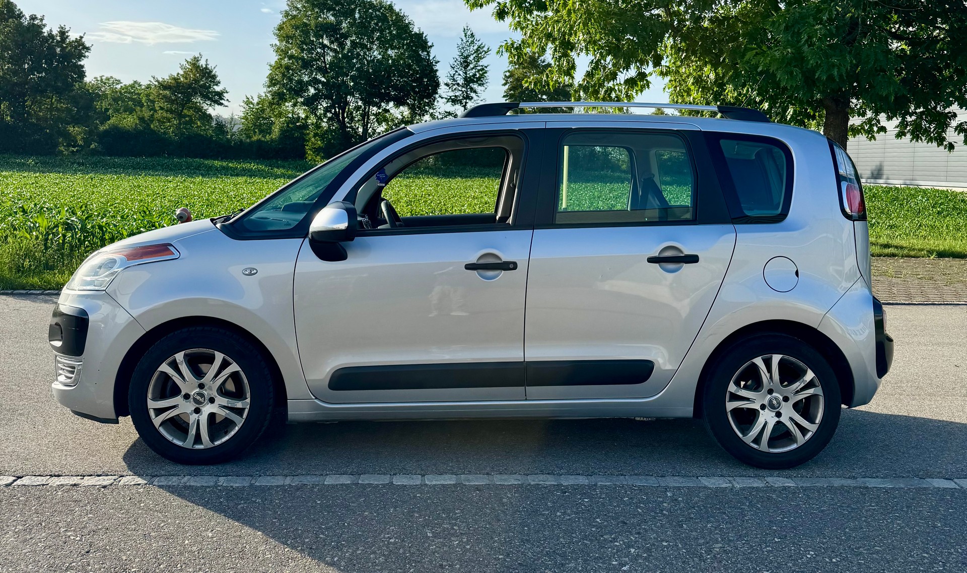 CITROEN C3 Picasso 1.6i 16V Swiss Style-image-2