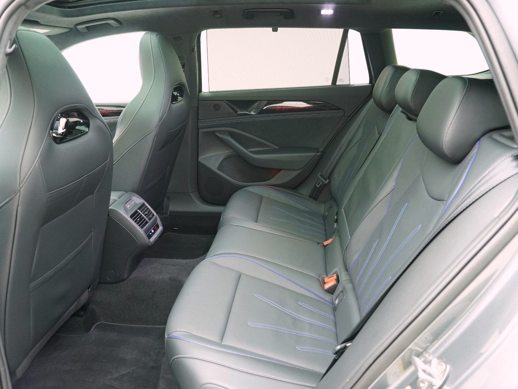 VW Passat Variant 2.0 TSI DSG R-Line 4Motion **R-Line Signature**-image-11
