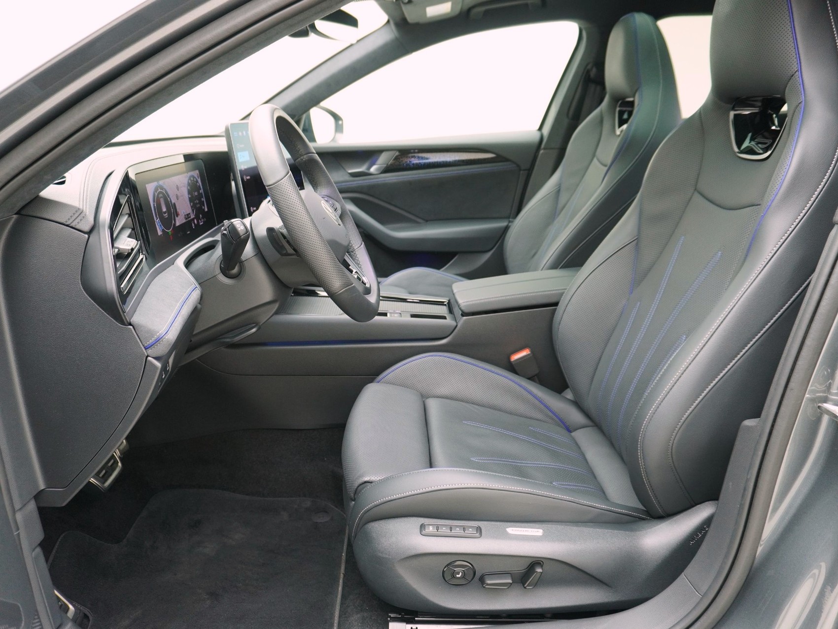 VW Passat Variant 2.0 TSI DSG R-Line 4Motion **R-Line Signature**-image-8