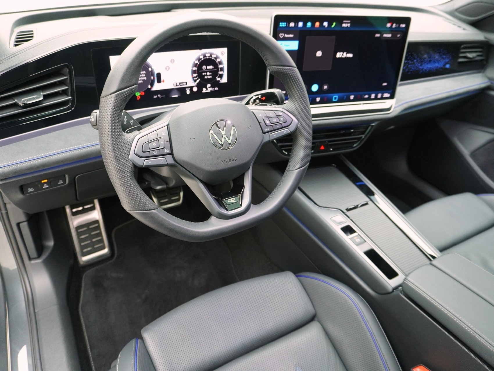VW Passat Variant 2.0 TSI DSG R-Line 4Motion **R-Line Signature**-image-9