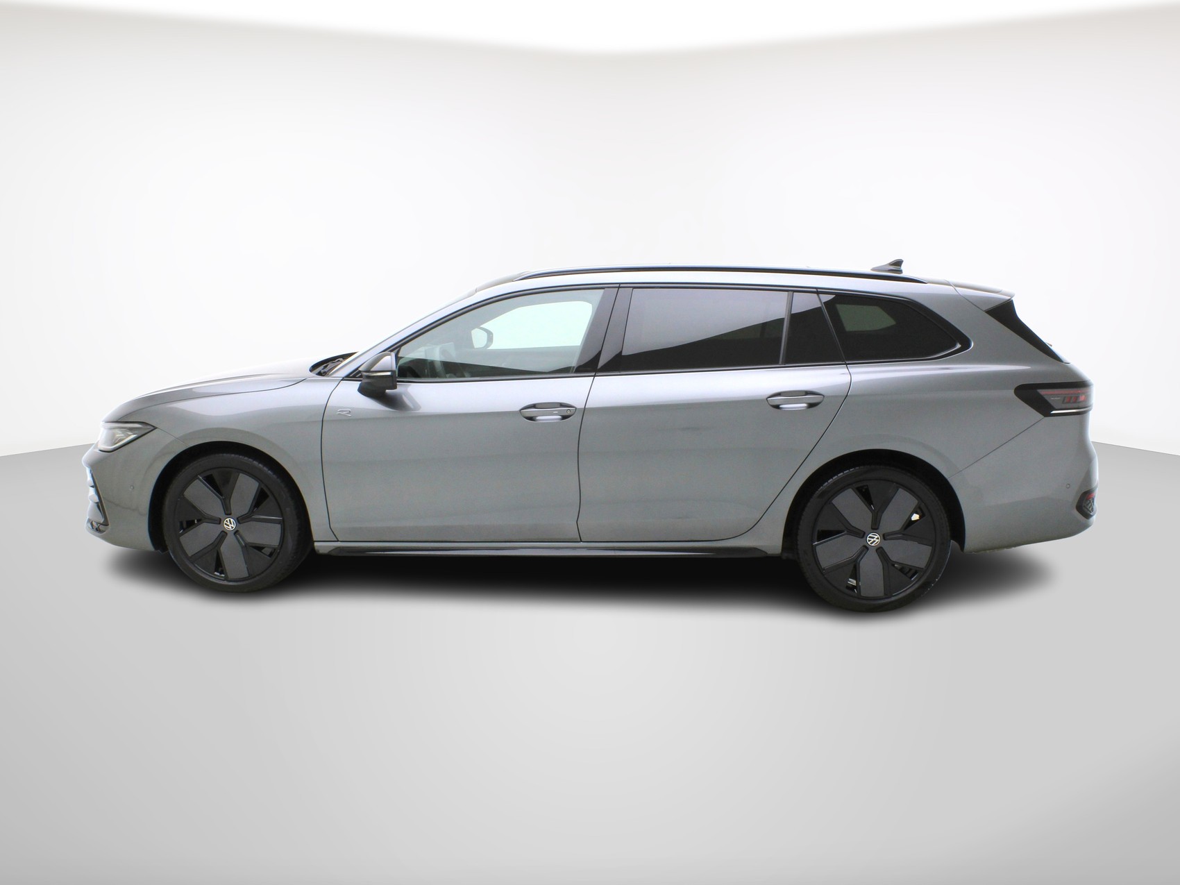VW Passat Variant 2.0 TSI DSG R-Line 4Motion **R-Line Signature**-image-2