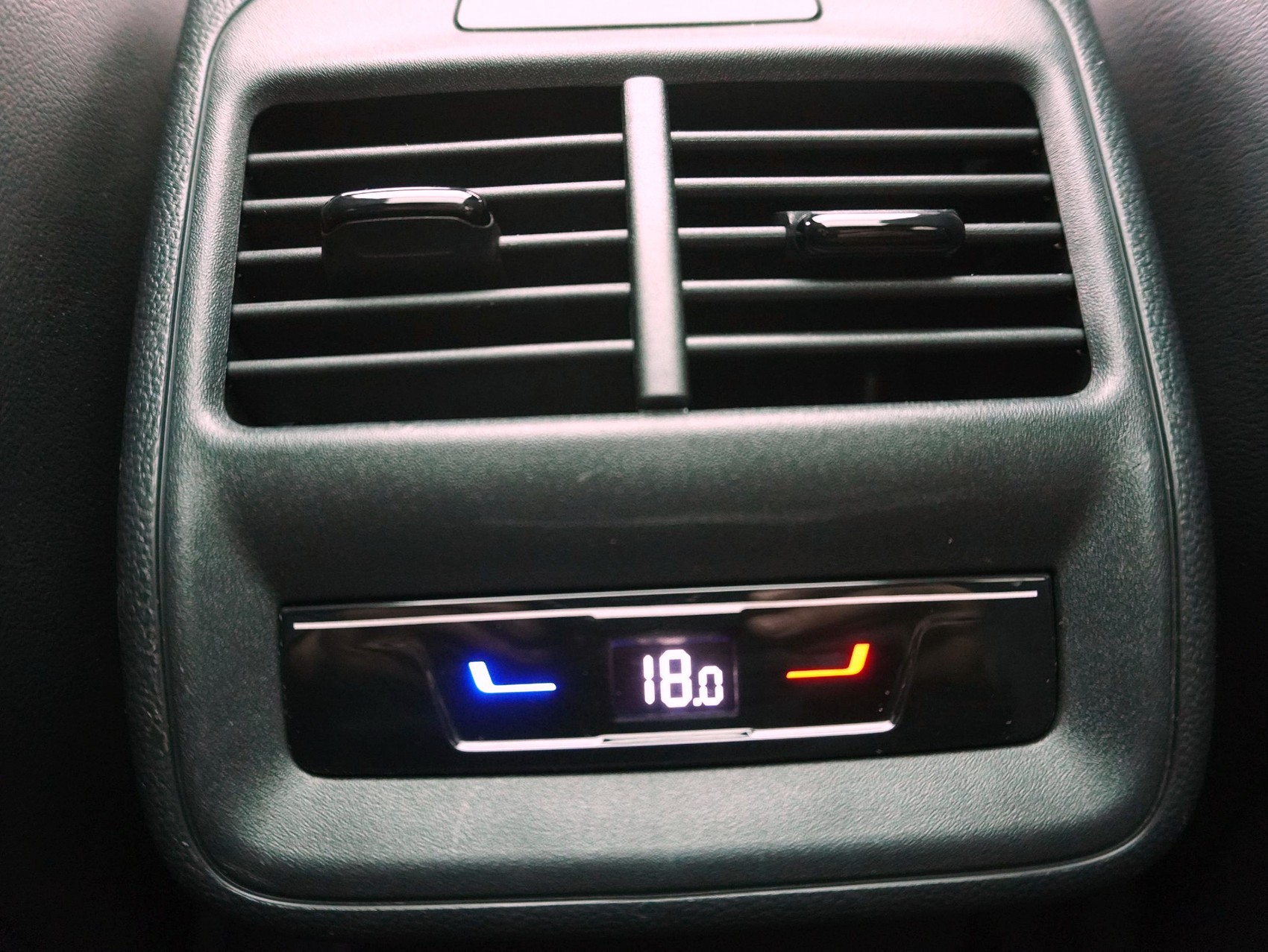 VW Passat Variant 2.0 TSI DSG R-Line 4Motion **R-Line Signature**-image-12