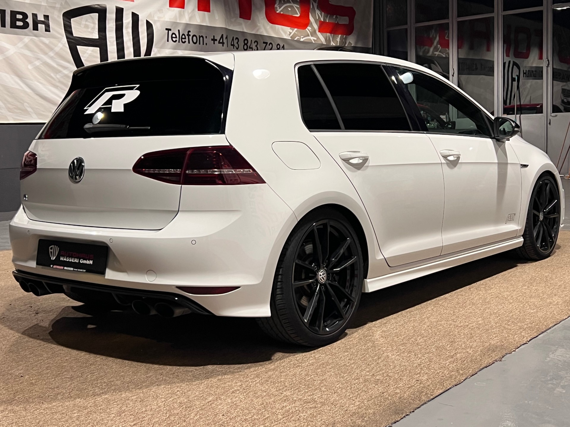 VW Golf 2.0 TSI R 4Motion-image-2