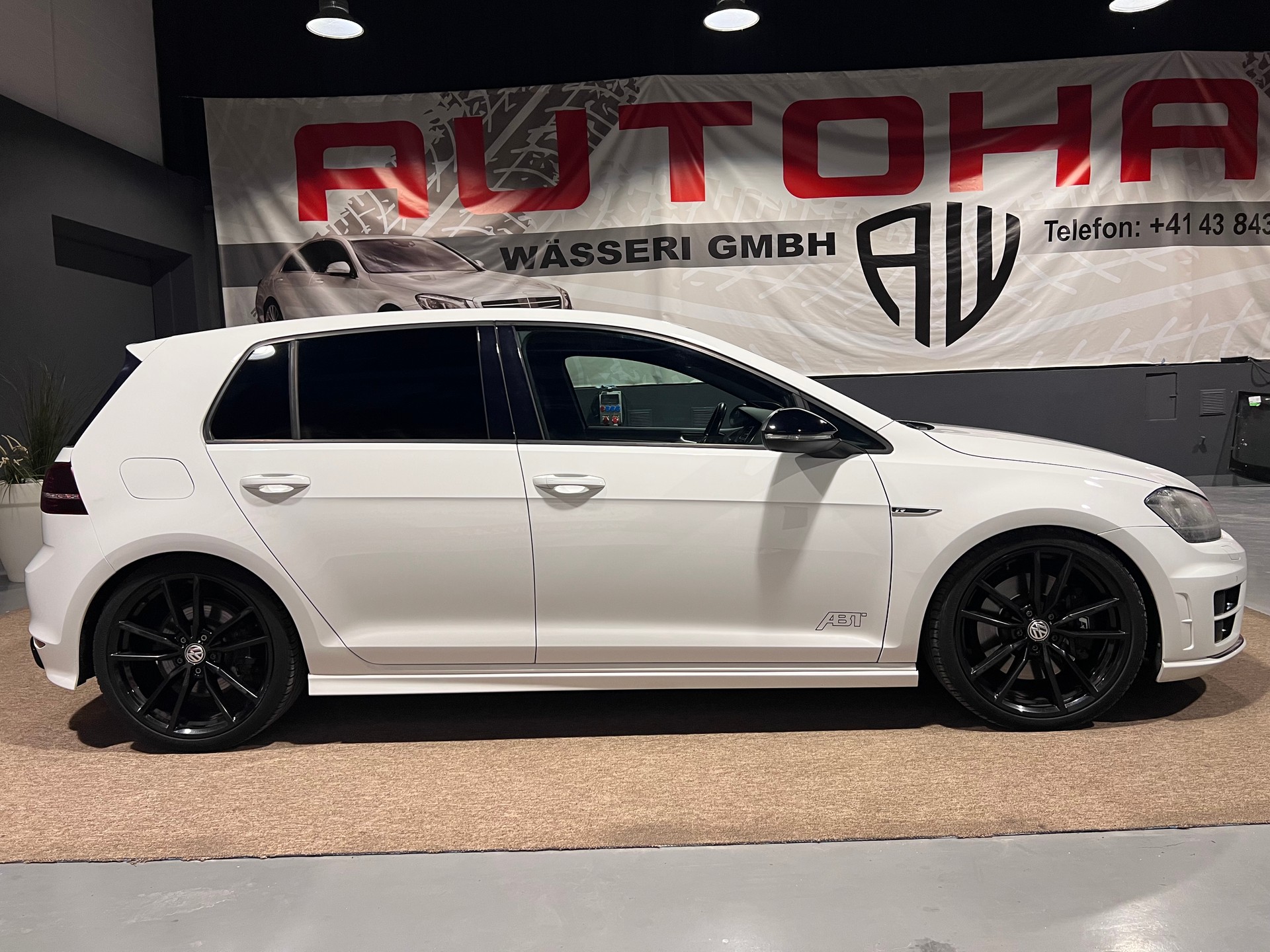 VW Golf 2.0 TSI R 4Motion-image-1