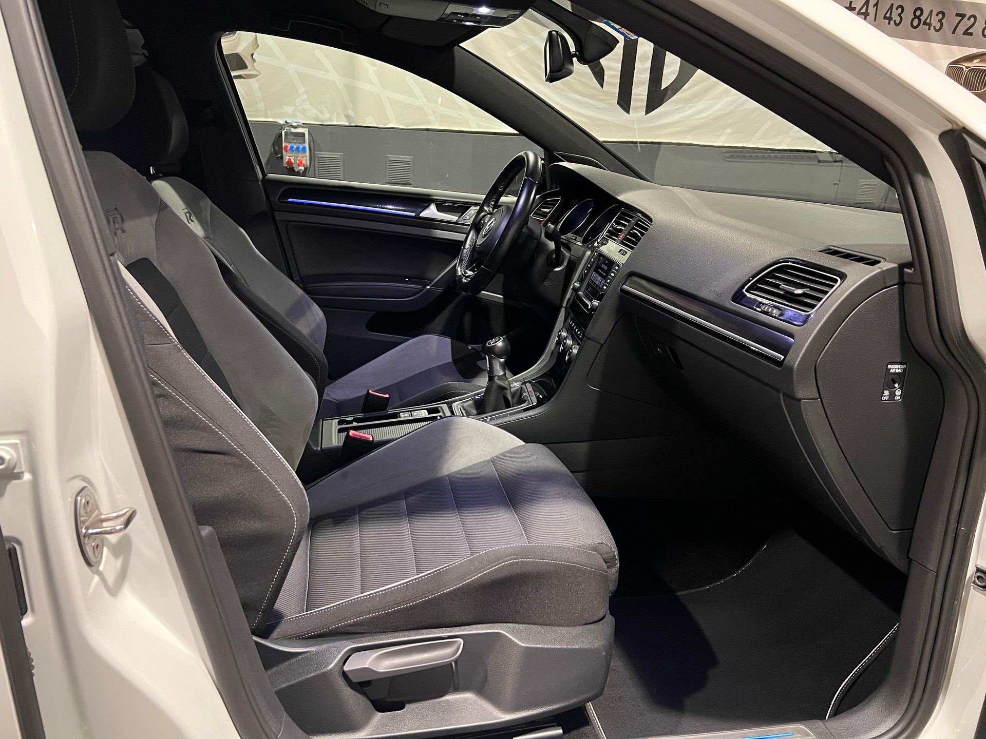 VW Golf 2.0 TSI R 4Motion-image-12