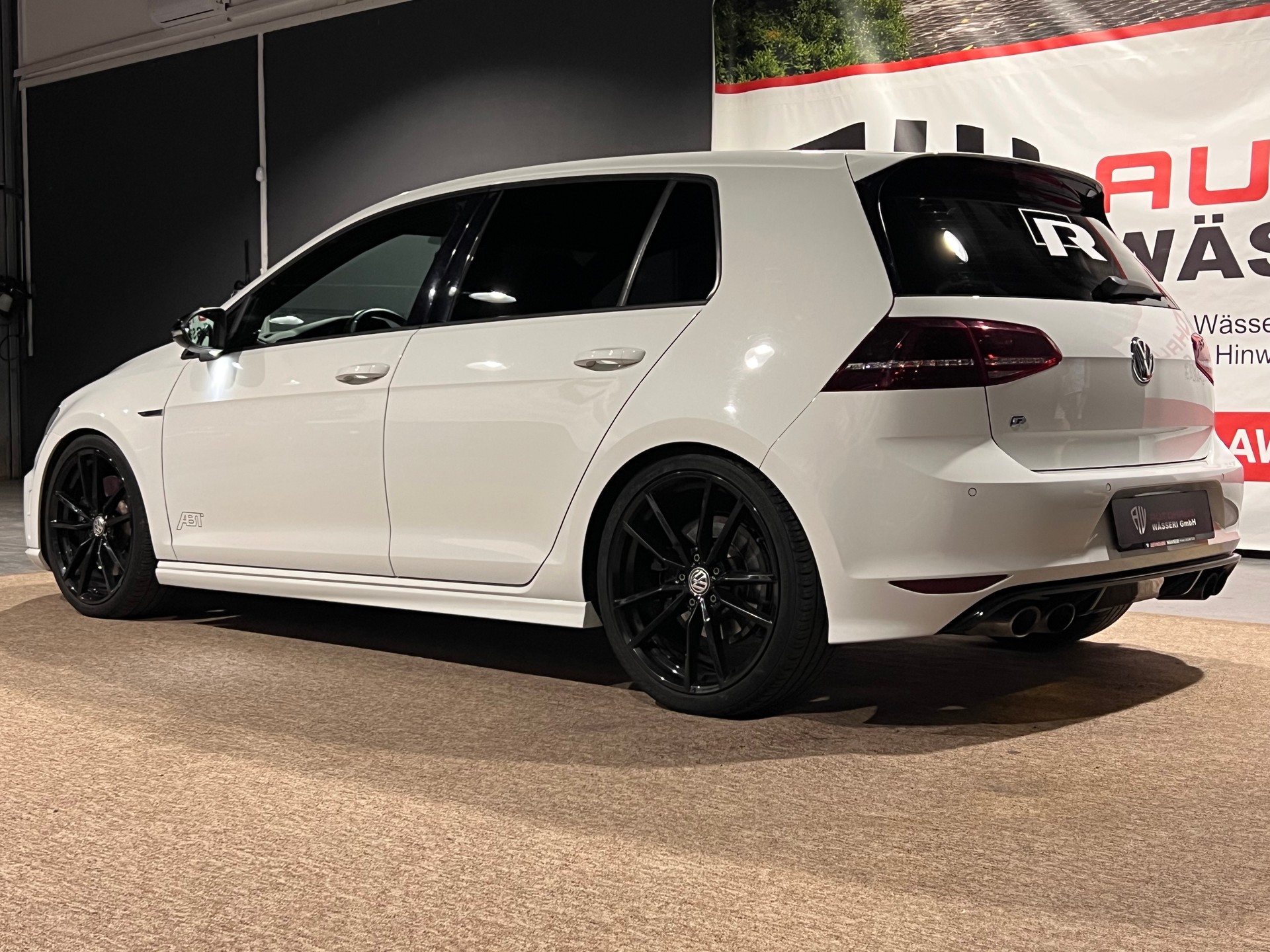 VW Golf 2.0 TSI R 4Motion-image-5