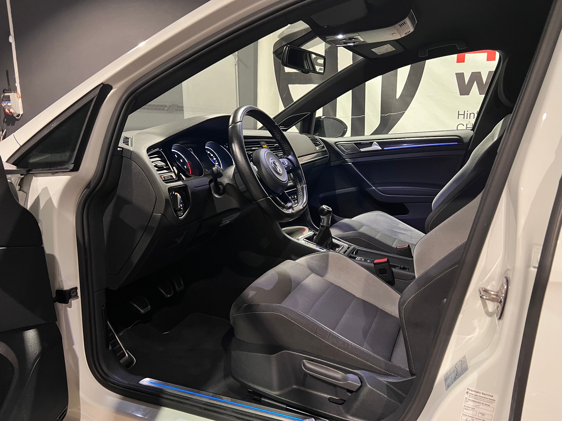 VW Golf 2.0 TSI R 4Motion-image-10