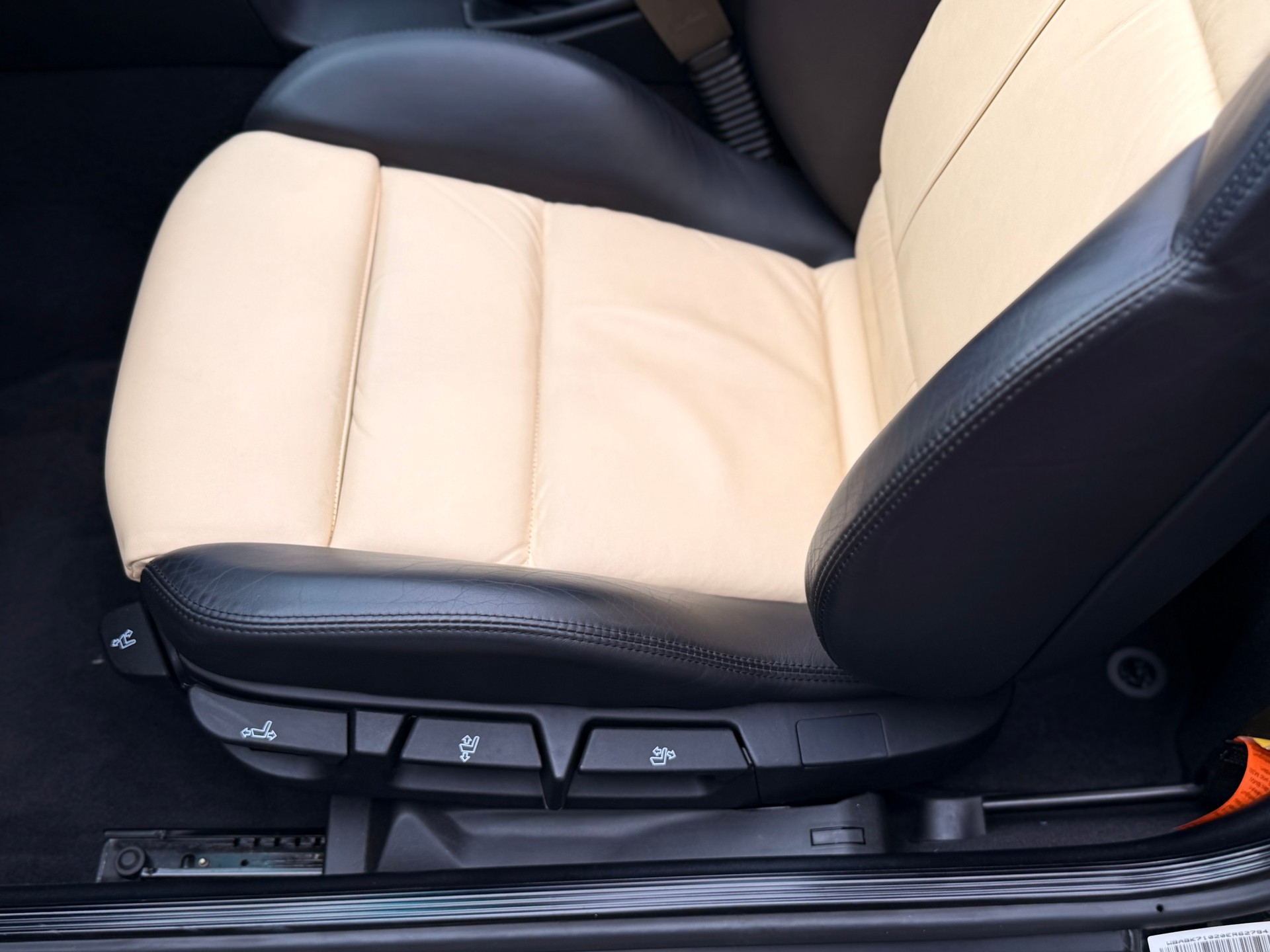 BMW 328i Cabrio Exclusiv-image-9