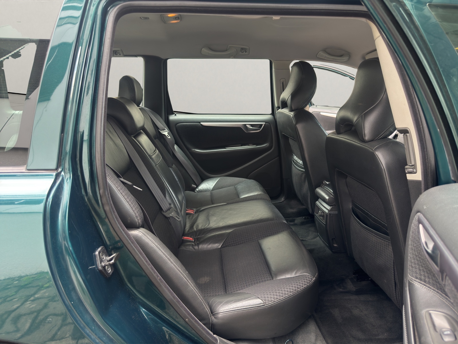 VOLVO V70 2.4T-image-13