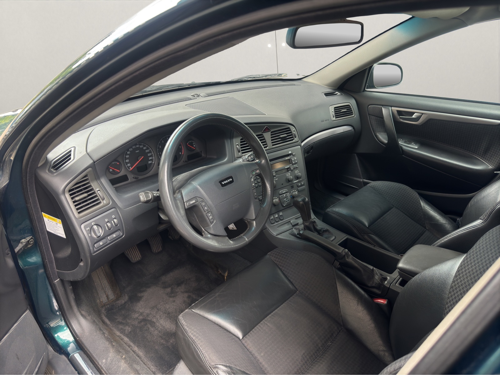 VOLVO V70 2.4T-image-9