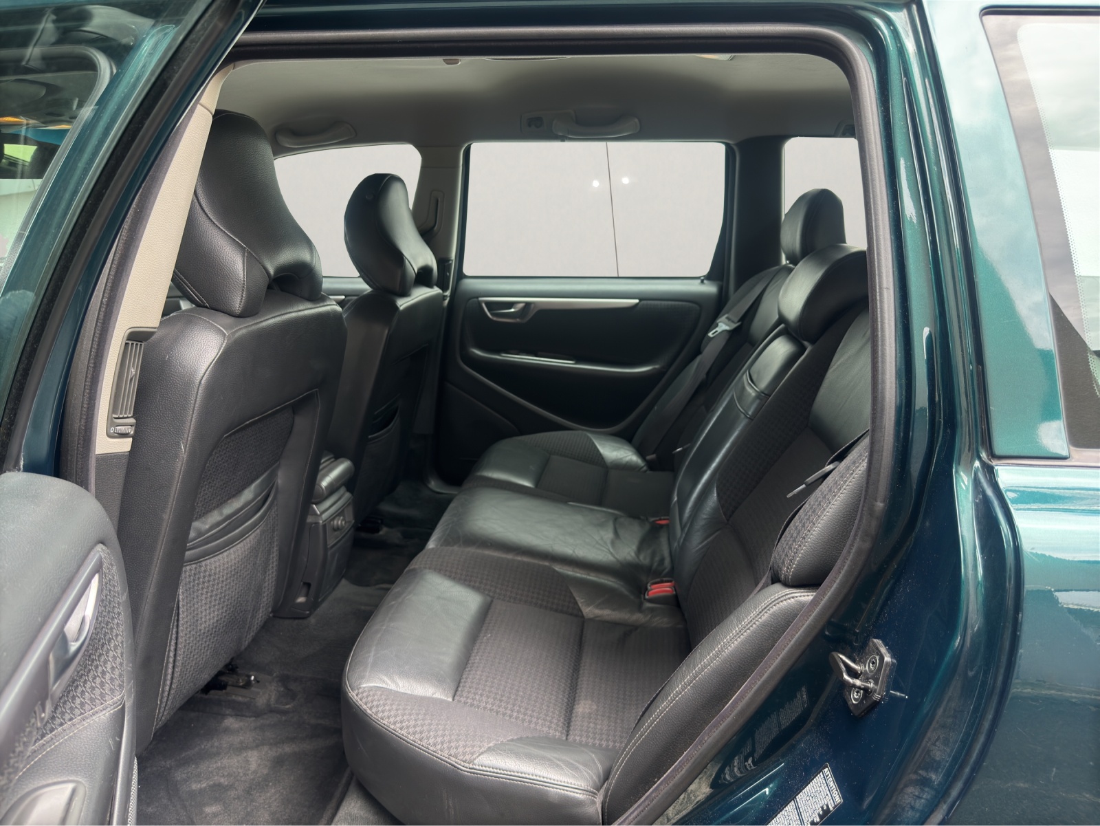 VOLVO V70 2.4T-image-12