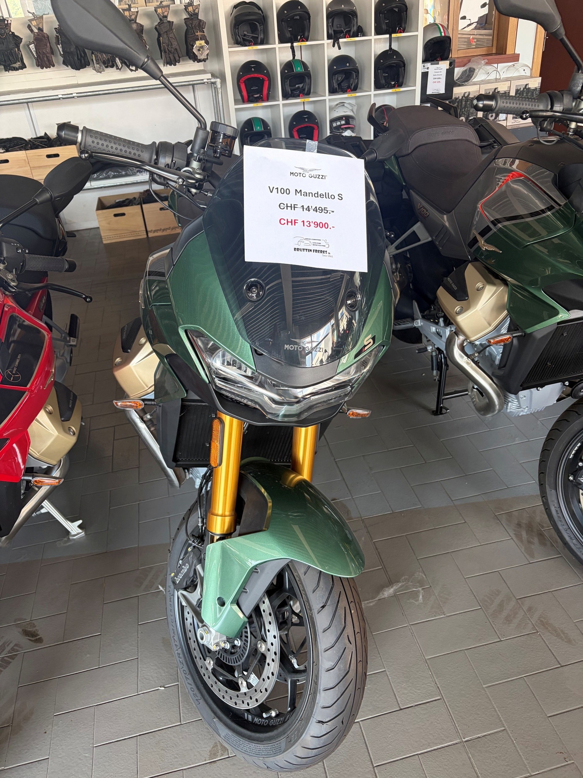 MOTO GUZZI V100 Mandello S-showroom-element-1