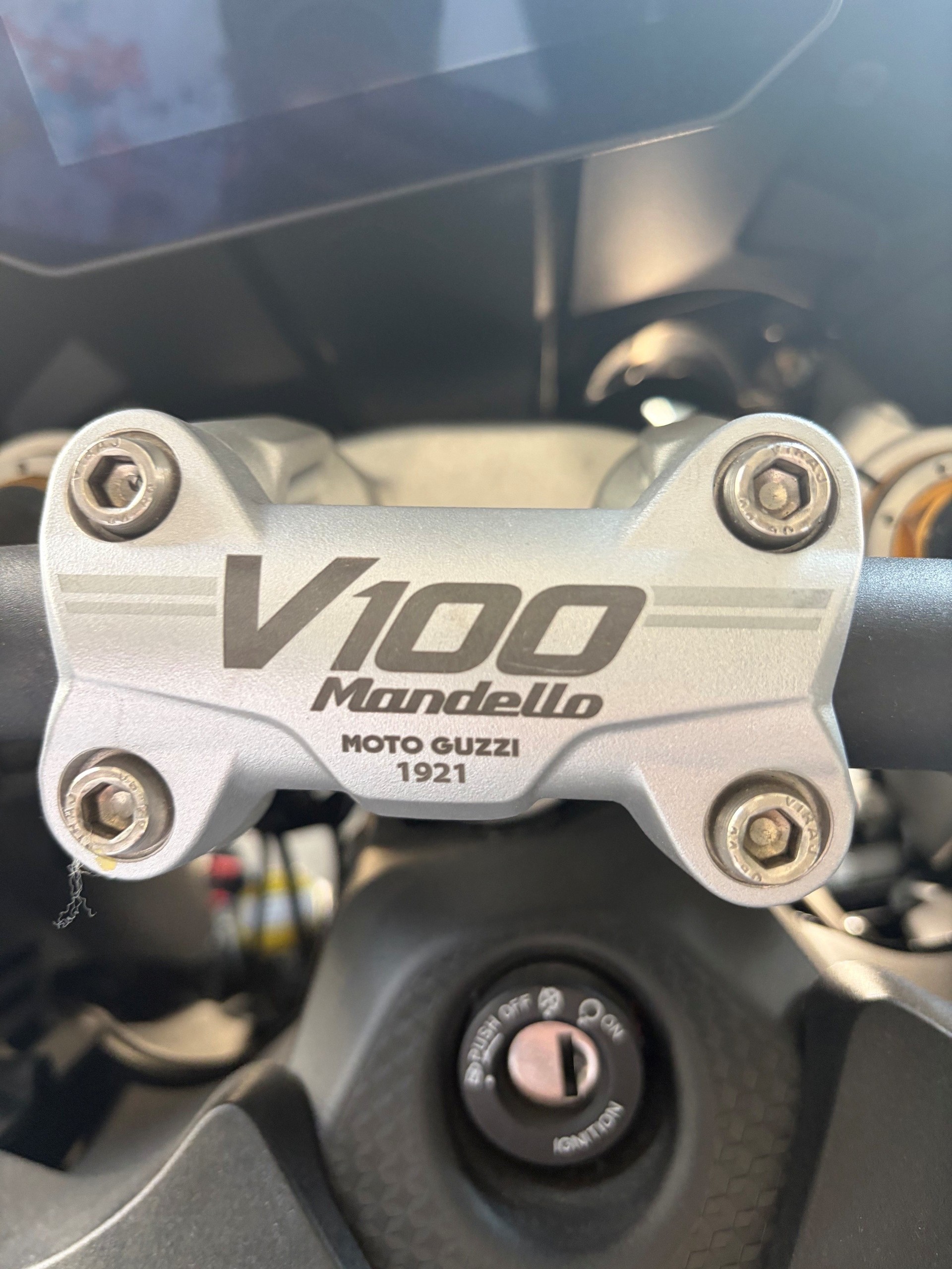 MOTO GUZZI V100 Mandello S-showroom-element-2