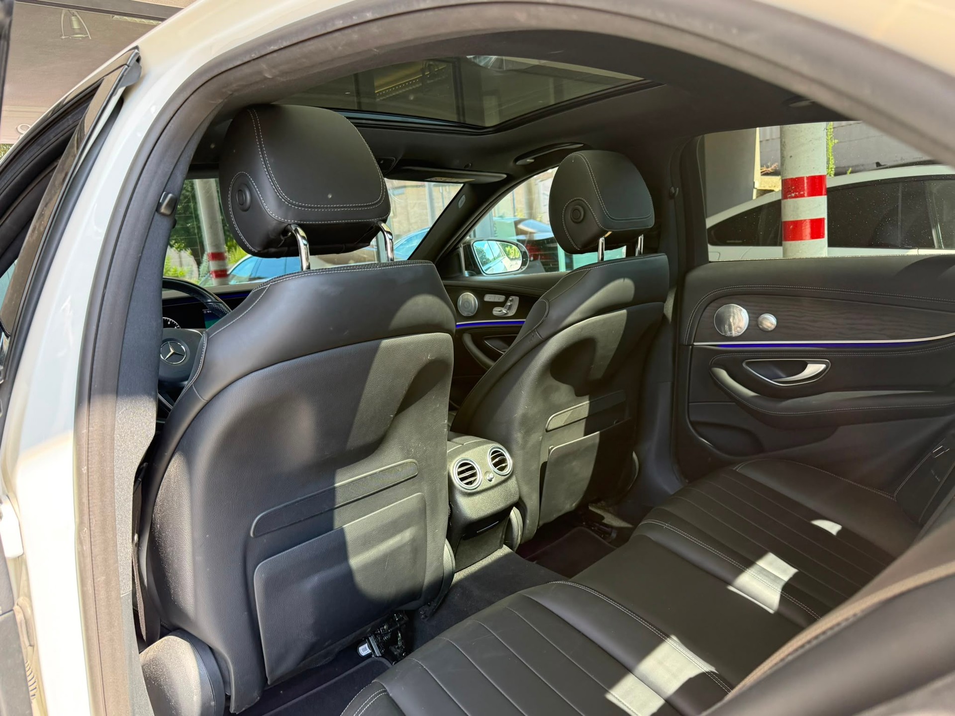 MERCEDES-BENZ E 400 AMG Line *Pano-Dach* *Burmester Surround Sound* *360 Kamera* *CH-Fahrzeug*4Matic 9G-Tronic-image-12