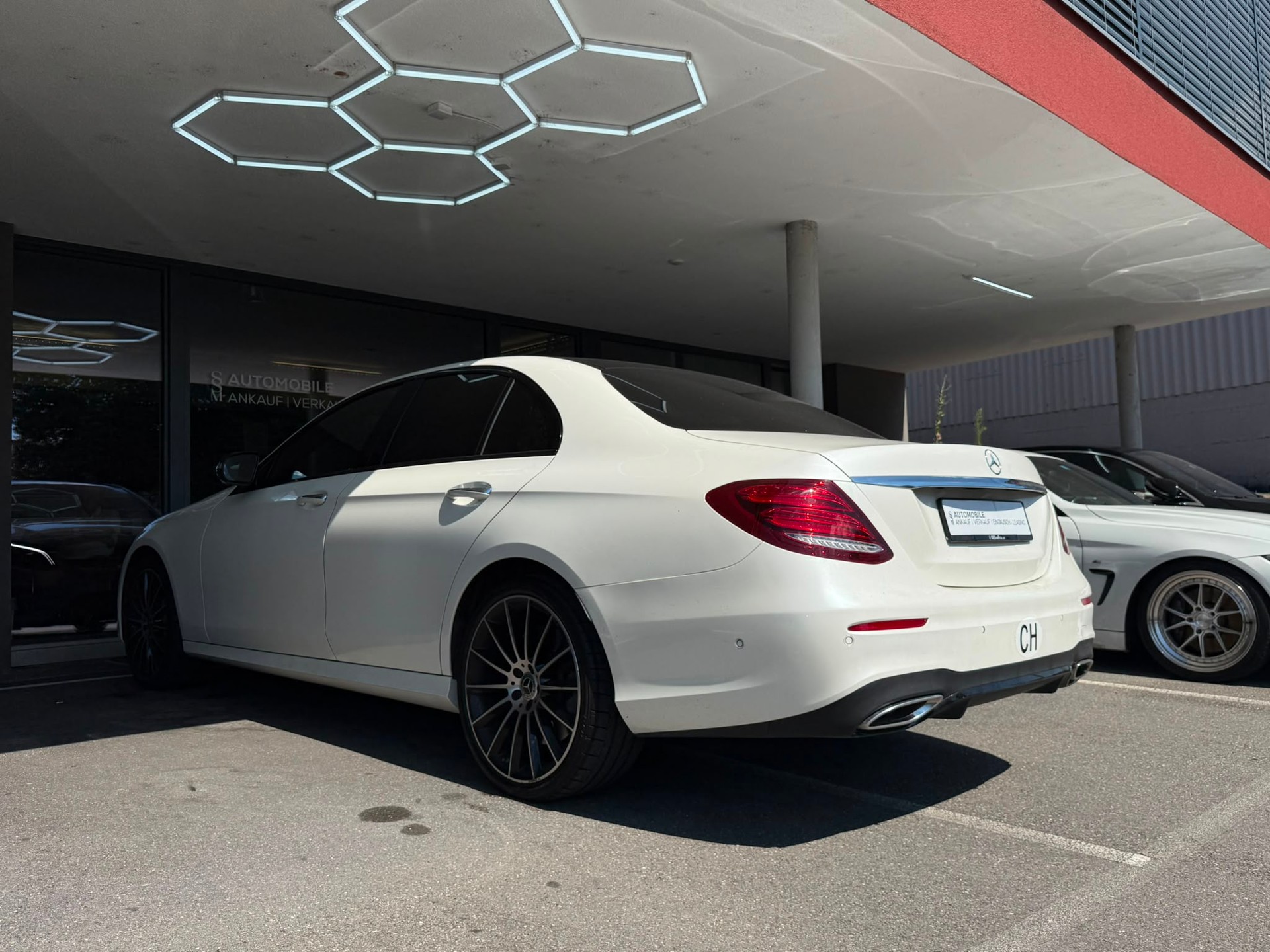 MERCEDES-BENZ E 400 AMG Line *Pano-Dach* *Burmester Surround Sound* *360 Kamera* *CH-Fahrzeug*4Matic 9G-Tronic-image-6