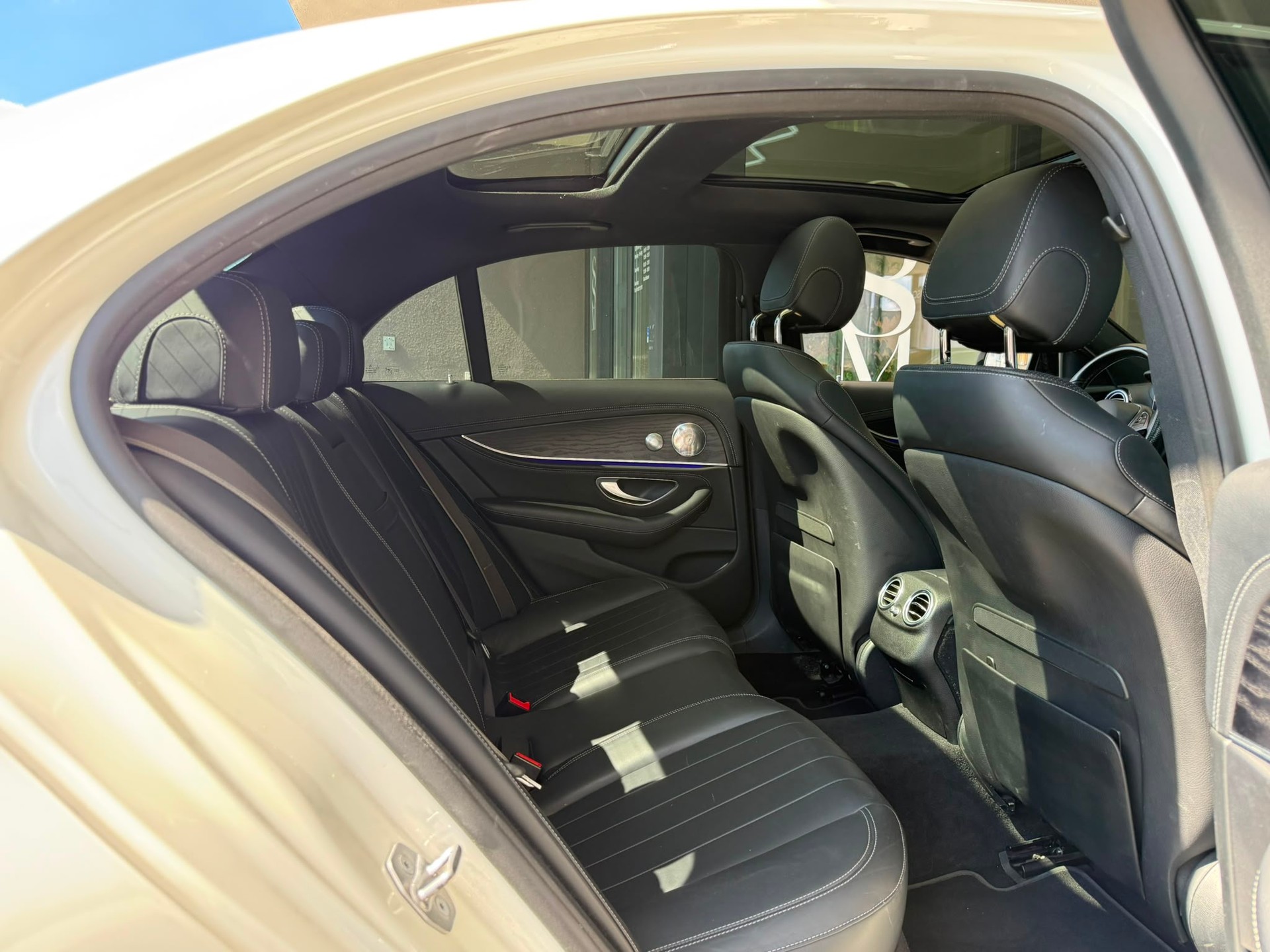 MERCEDES-BENZ E 400 AMG Line *Pano-Dach* *Burmester Surround Sound* *360 Kamera* *CH-Fahrzeug*4Matic 9G-Tronic-image-15