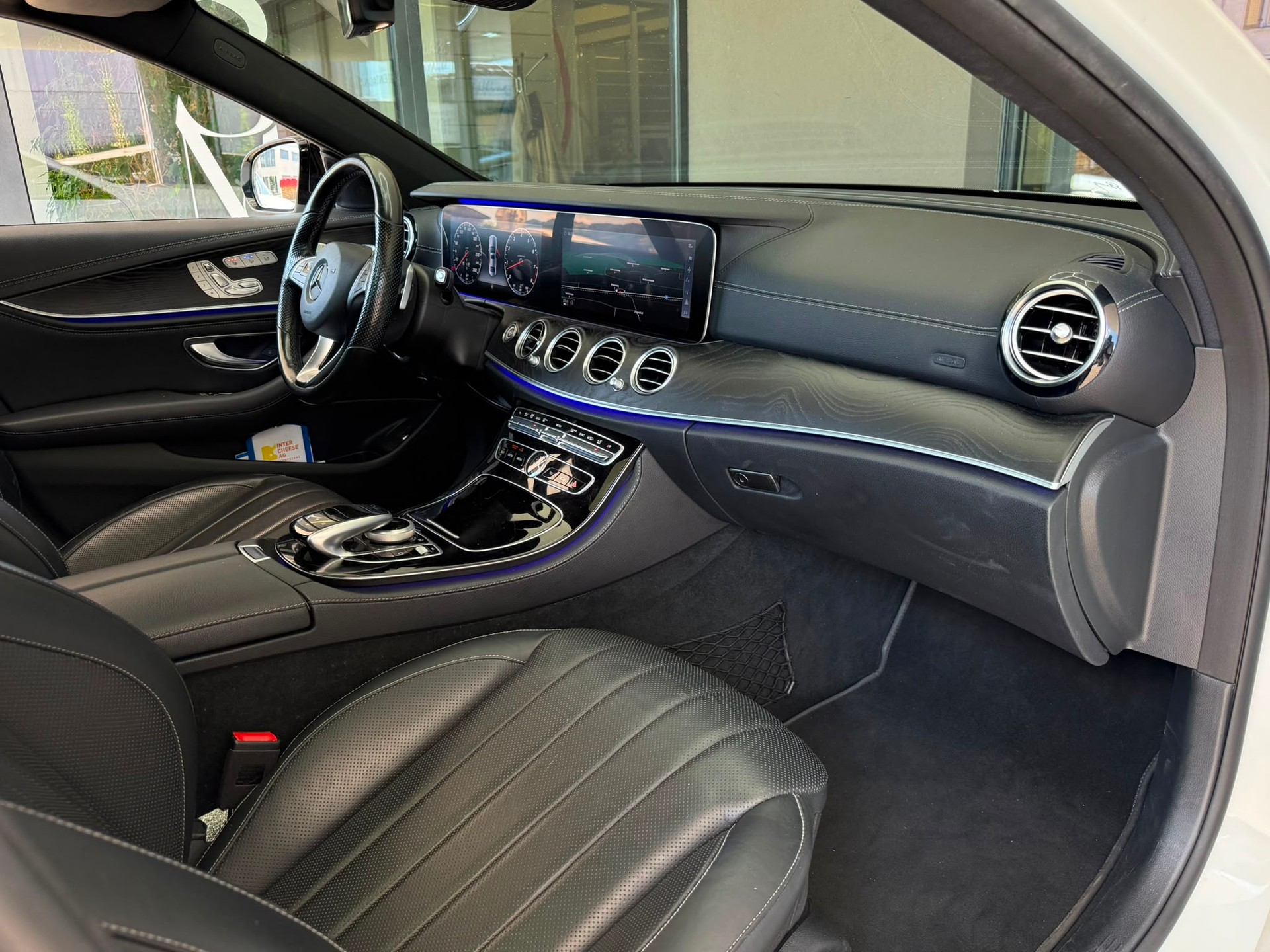 MERCEDES-BENZ E 400 AMG Line *Pano-Dach* *Burmester Surround Sound* *360 Kamera* *CH-Fahrzeug*4Matic 9G-Tronic-image-16