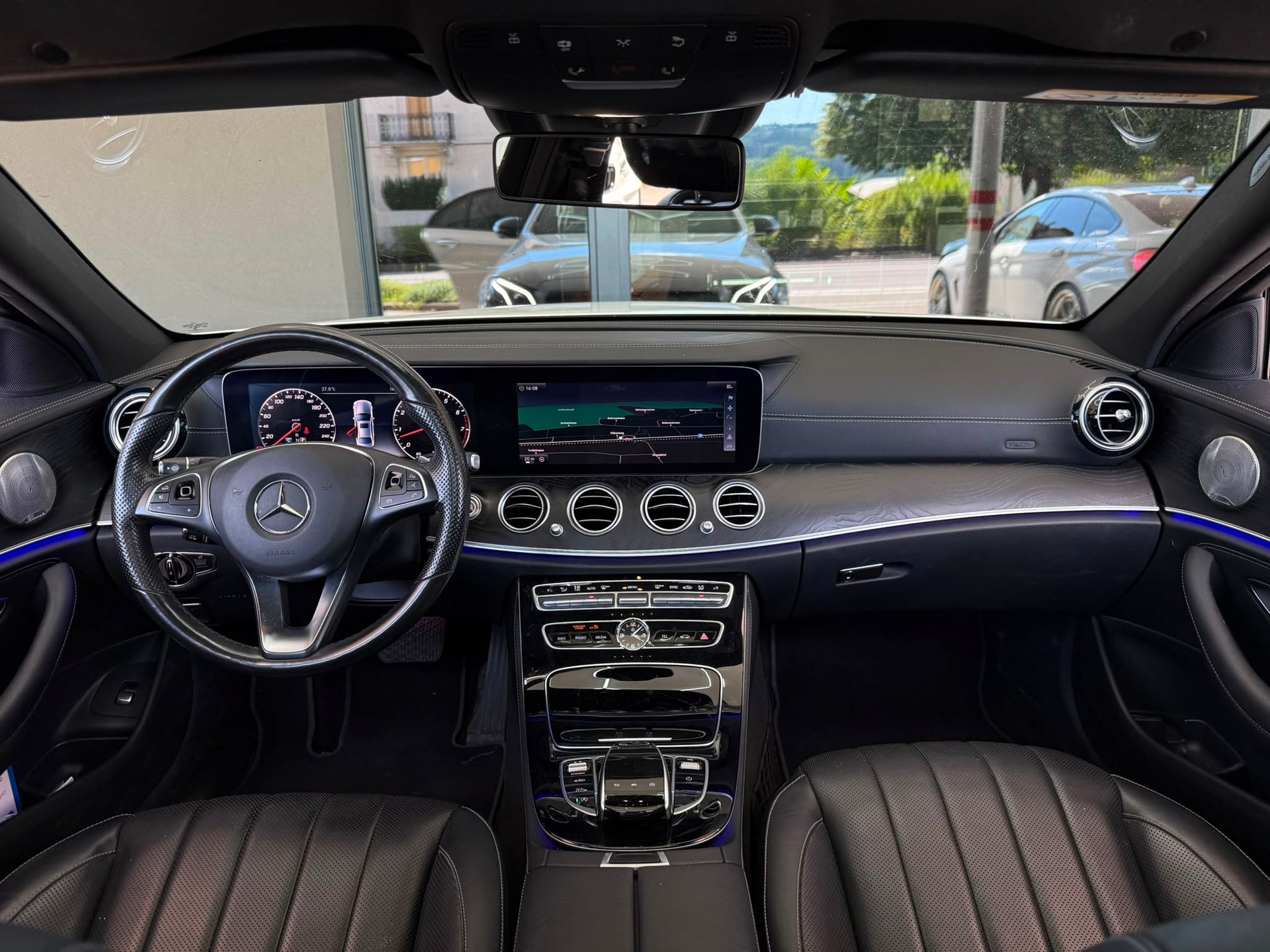 MERCEDES-BENZ E 400 AMG Line *Pano-Dach* *Burmester Surround Sound* *360 Kamera* *CH-Fahrzeug*4Matic 9G-Tronic-image-19