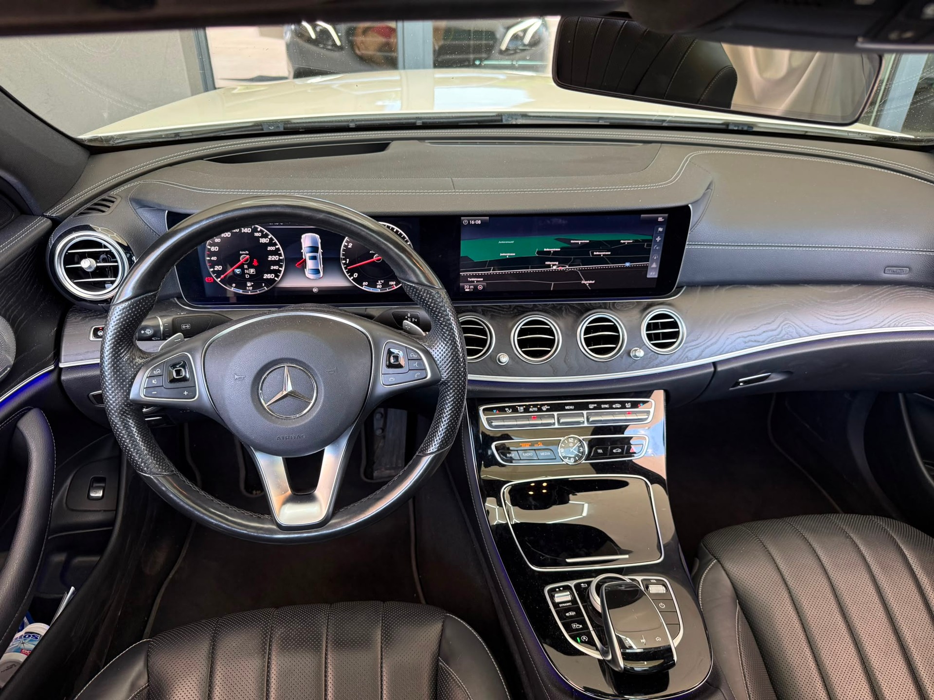 MERCEDES-BENZ E 400 AMG Line *Pano-Dach* *Burmester Surround Sound* *360 Kamera* *CH-Fahrzeug*4Matic 9G-Tronic-image-22