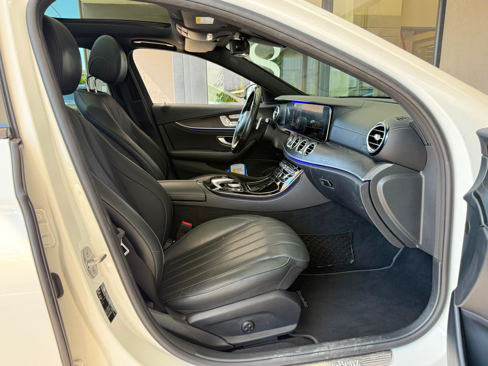 MERCEDES-BENZ E 400 AMG Line *Pano-Dach* *Burmester Surround Sound* *360 Kamera* *CH-Fahrzeug*4Matic 9G-Tronic-image-17