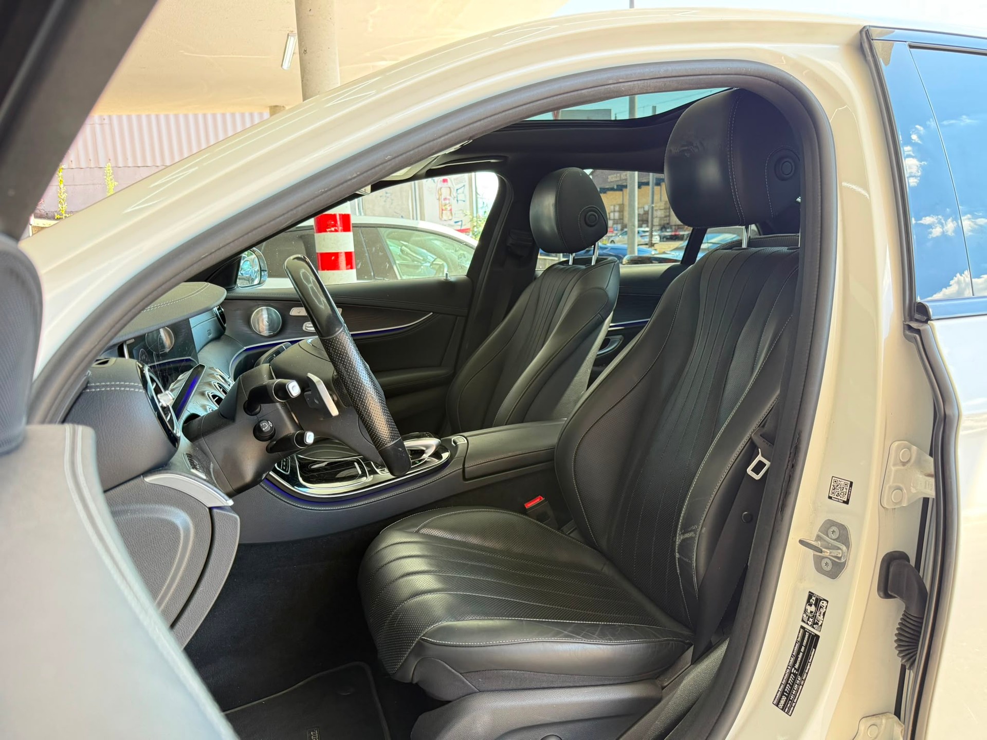 MERCEDES-BENZ E 400 AMG Line *Pano-Dach* *Burmester Surround Sound* *360 Kamera* *CH-Fahrzeug*4Matic 9G-Tronic-image-11