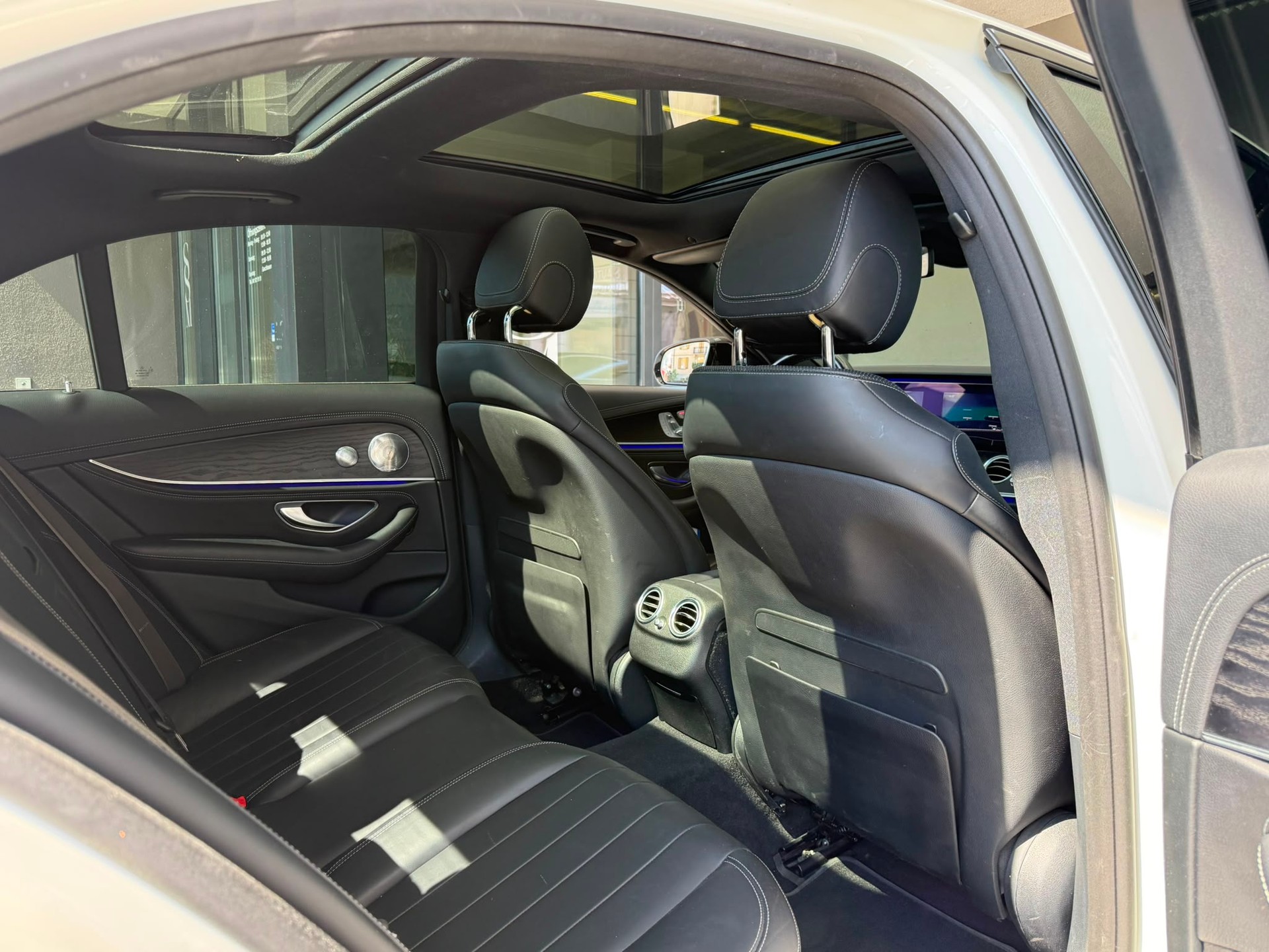 MERCEDES-BENZ E 400 AMG Line *Pano-Dach* *Burmester Surround Sound* *360 Kamera* *CH-Fahrzeug*4Matic 9G-Tronic-image-14