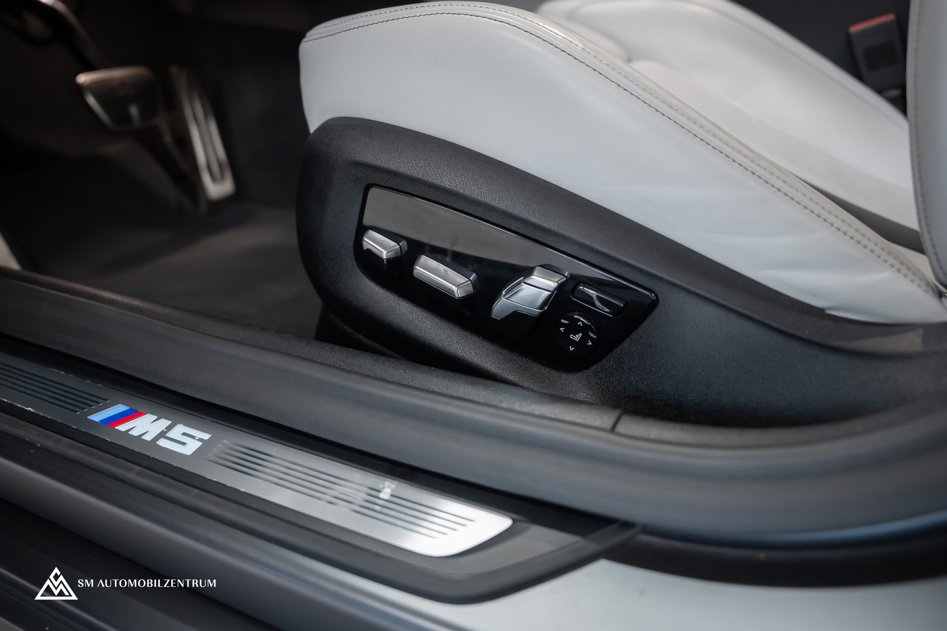 BMW M5 Competition xDrive / Laserlight / Bowers&Wilkins / 360° / Sitzbelüftung-image-24