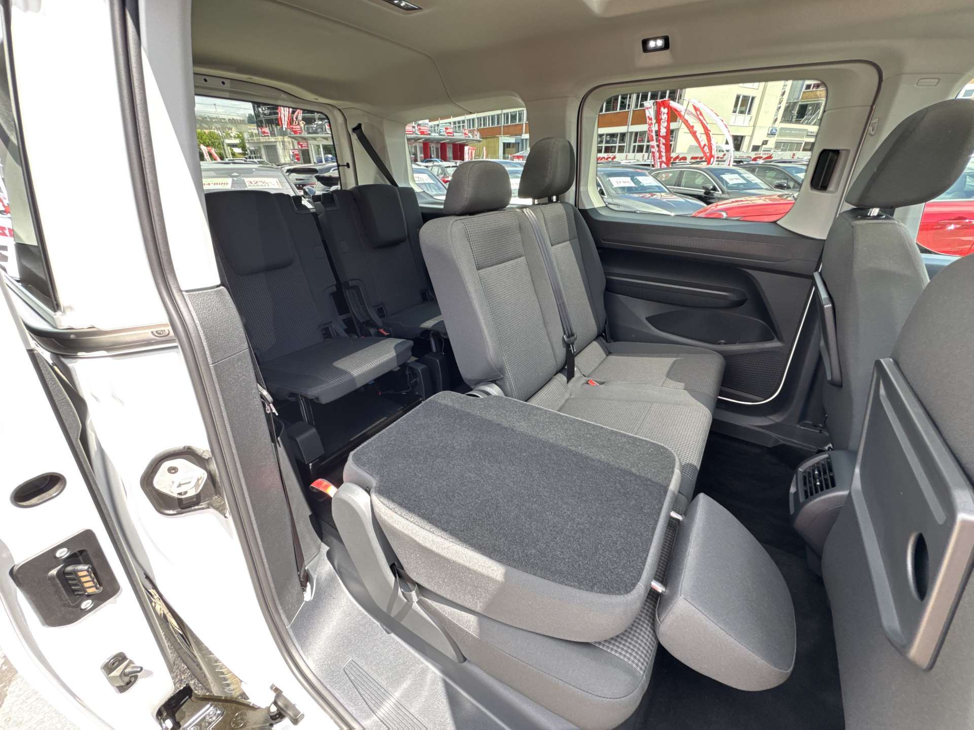 VW Caddy Maxi 2.0 TDi 4Motion 7-Plätzer-image-6