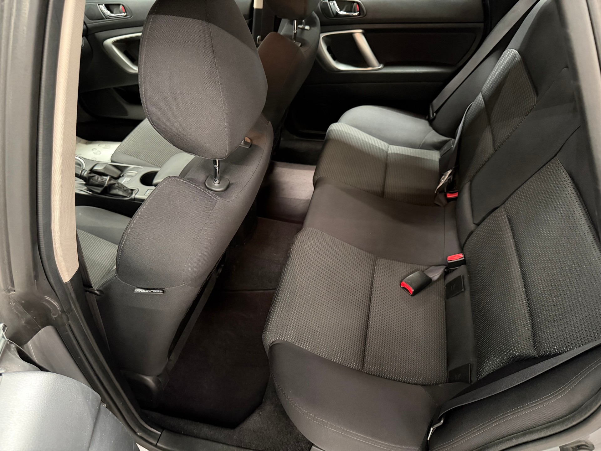 SUBARU Legacy 2.0R AWD Swiss-image-12