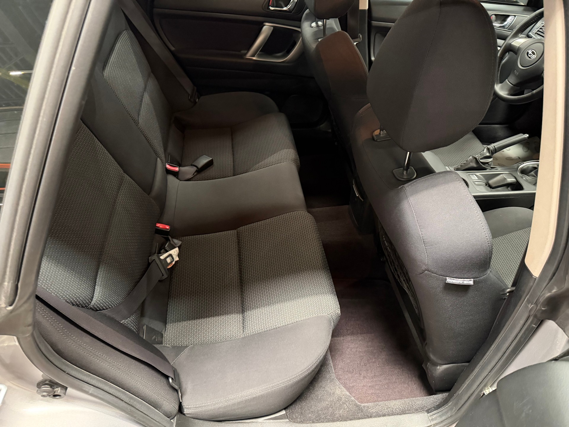 SUBARU Legacy 2.0R AWD Swiss-image-13