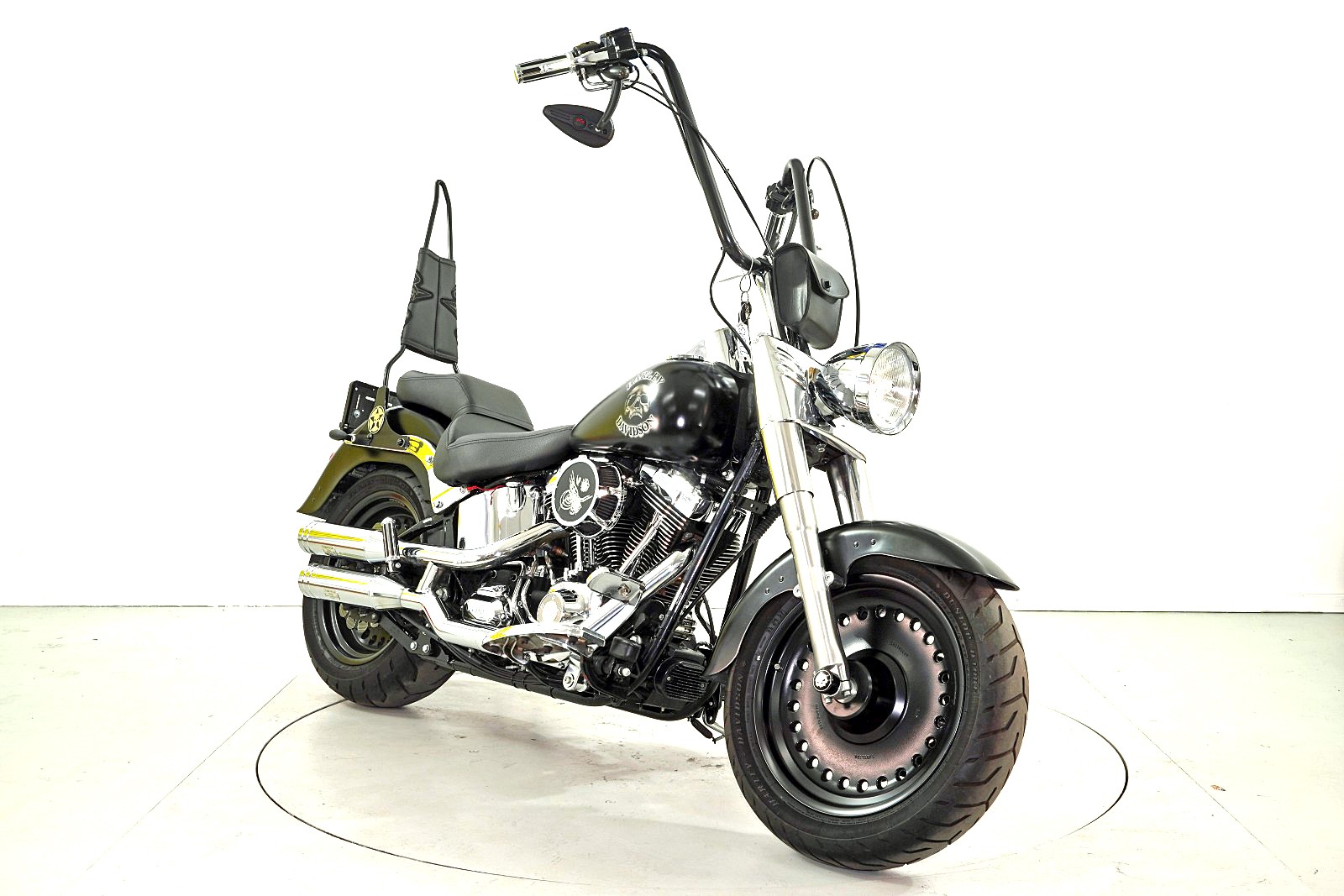 HARLEY-DAVIDSON FLSTF-showroom-element-1