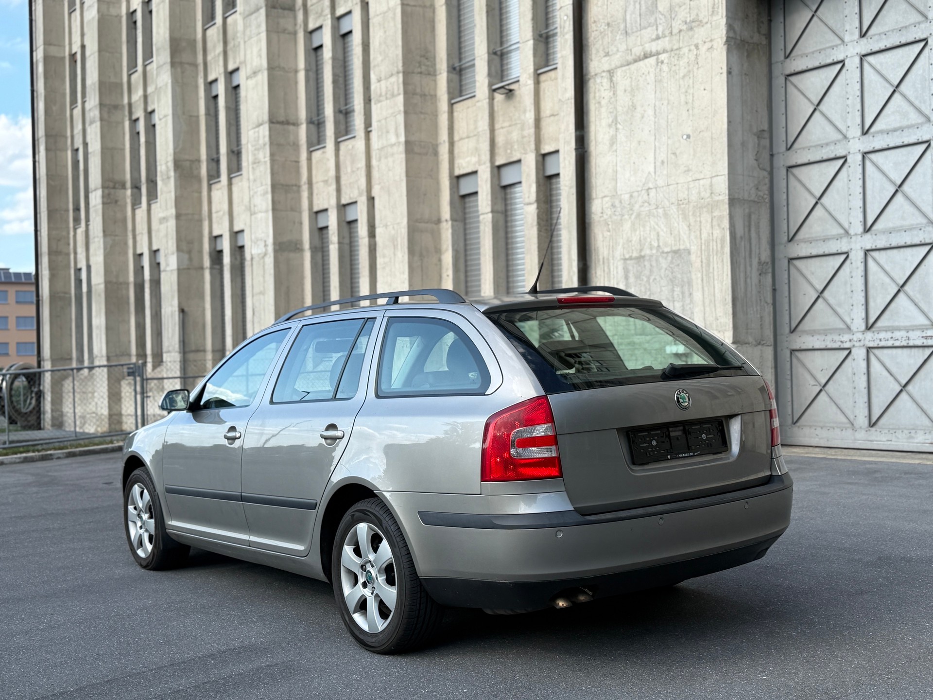 SKODA Octavia Combi 2.0 TDI Elegance DSG-image-1