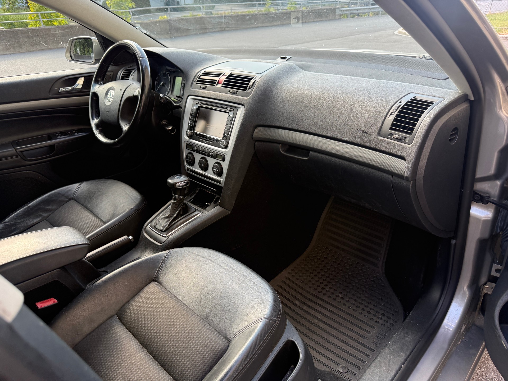 SKODA Octavia Combi 2.0 TDI Elegance DSG-image-6