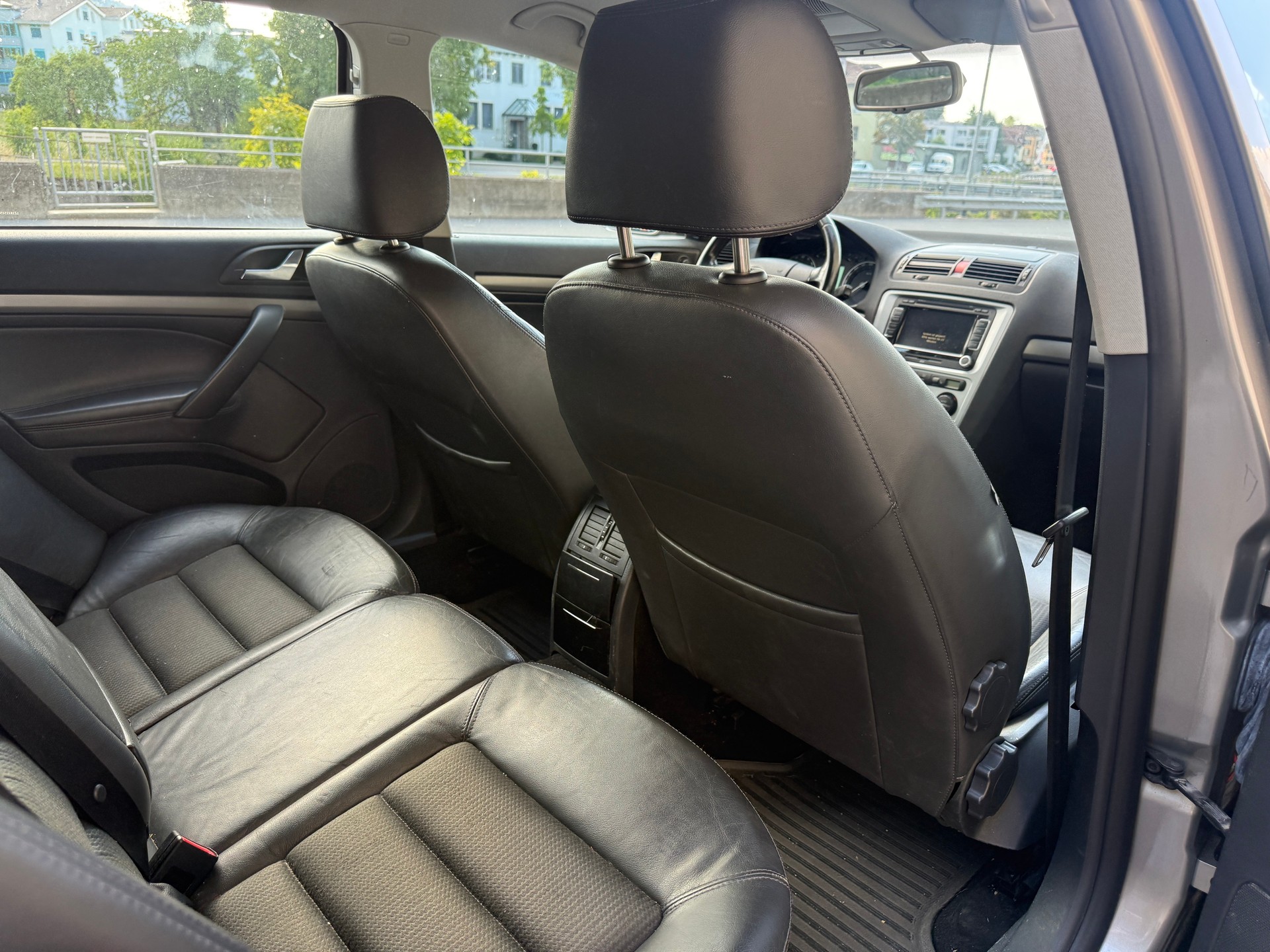 SKODA Octavia Combi 2.0 TDI Elegance DSG-image-7